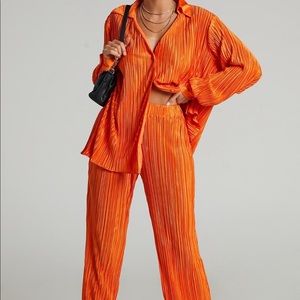 Orange stretchy pants !